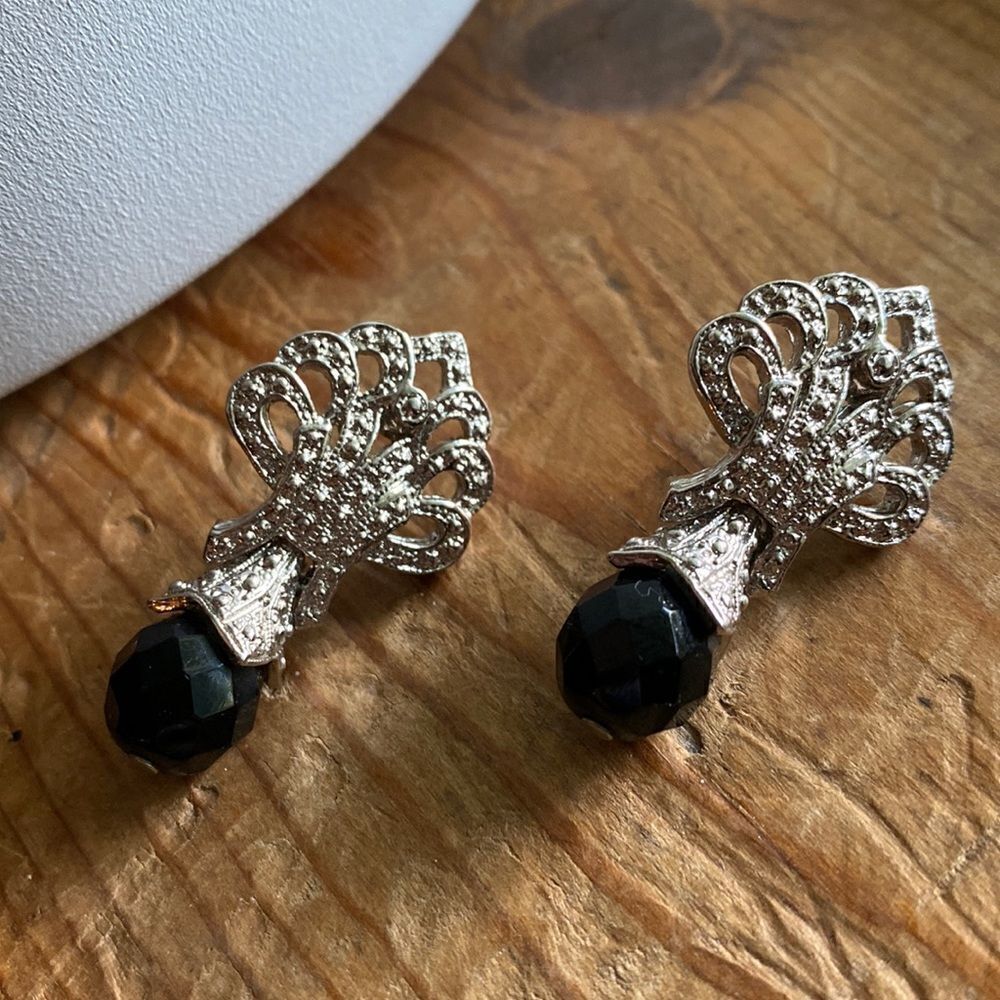 đ SilverâTone Art Deco Faux Black StoneâEarrings